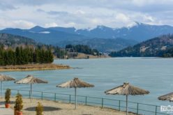 Apele Române scot la licitație suprafețe pe lacul Colibița destinate construcțiilor plutitoare de agrement