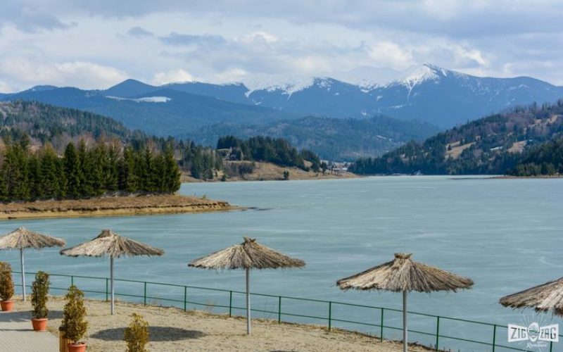 Apele Române scot la licitație suprafețe pe lacul Colibița destinate construcțiilor plutitoare de agrement