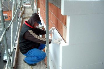 O firmă din Zalău semnează 14,43 milioane lei pentru reabilitarea unor blocuri din Beclean