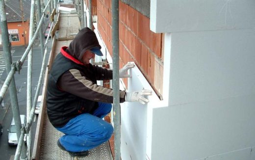 O firmă din Zalău semnează 14,43 milioane lei pentru reabilitarea unor blocuri din Beclean