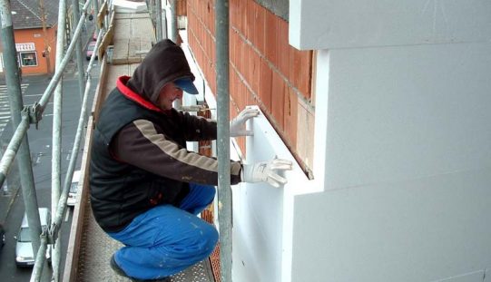 O firmă din Zalău semnează 14,43 milioane lei pentru reabilitarea unor blocuri din Beclean