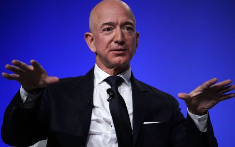 Cum își cheltuiește averea miliardarul Jeff Bezos, proprietarul Amazon