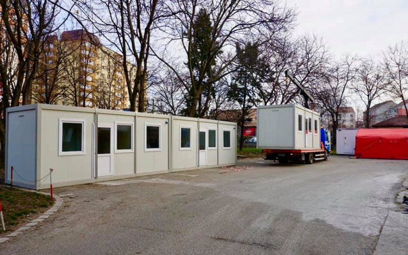 Primăria Bistrița a amplast în curtea spitalului containere pentru triajul pacienților