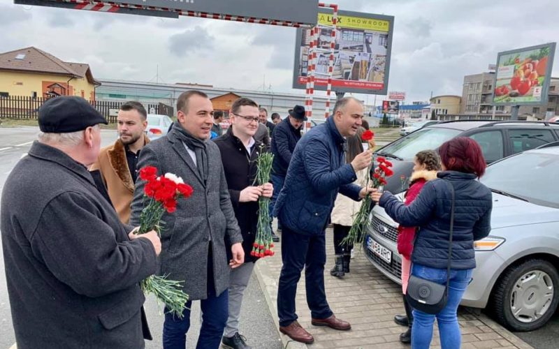 De 8 Martie, echipa PSD Bistrița a împânzit orașul cu flori