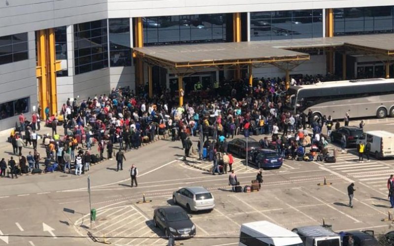 1.800 de persoane au ieșit buluc din izolare și au năvălit azi pe aeroportul din Cluj