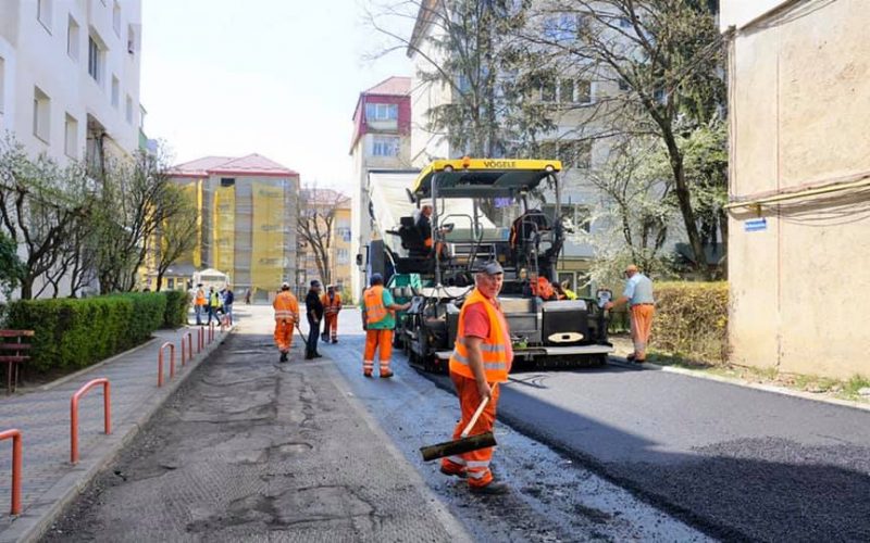 Au fost finalizate 11 din cele 50 de străzi incluse în programul de asfaltare din acest an