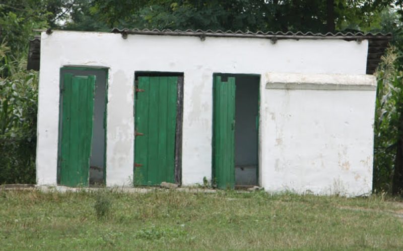 Sute de școli din țară scapă de wc-urile din curte. Guvernul dă bani pentru toalete în școli