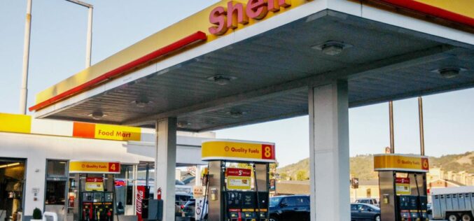 Gigantul Shell ar putea prelua benzinăriile Lukoil