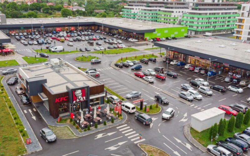Centrul B1 Retail Park Bistrița, cel cu KFC în mijloc, scos la vânzare de proprietari!