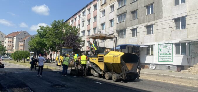 După o investiție de 18 mil. lei în echipamente, Primăria Bistrița începe asfaltările în regie proprie