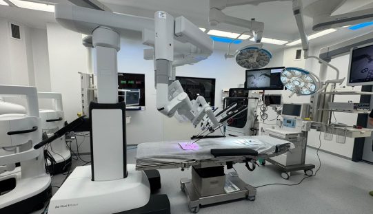 Da Vinci 5 a ajuns la Bistrița. Chirurgia robotică capătă aripi