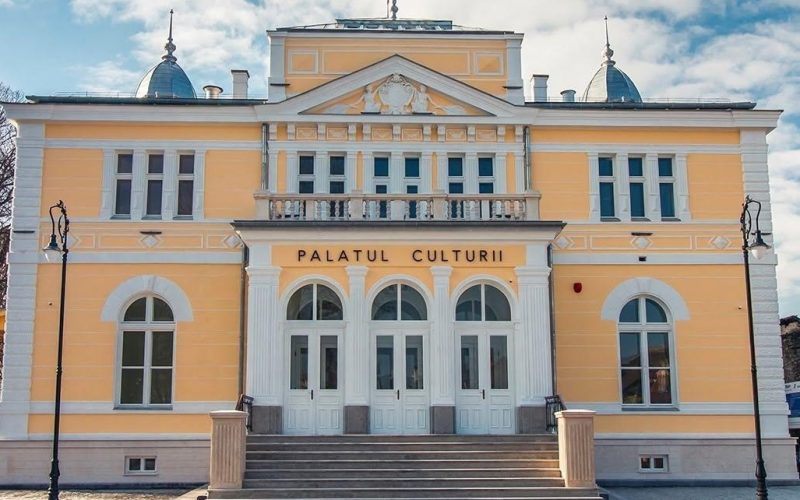 Premieră la Bistrița! O nouă comedie pentru spectatorii dornici să experimenteze universul unei “liniști zgomotoase”